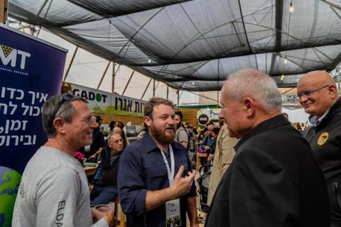 מימין מאיר צור ראש מועצה אזורית הערבה התיכונה ושר החקלאות אבי דיכטר-