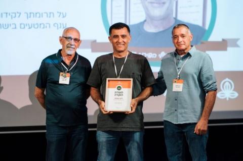 מימין: ירון בלחסן, ג’וני עַגְ׳מִיָּה ומוטי צמיר.