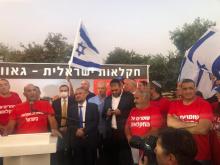 מימין- ירון בלחסן מנכל ארגון מגדלי הפירות בהפגנה בירושלים
