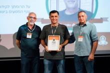 מימין: ירון בלחסן, ג’וני עַגְ׳מִיָּה ומוטי צמיר.